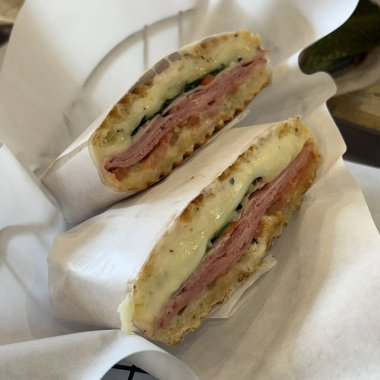 Marul, domates, peynir ve meze gibi taze malzemelerle dolu lezzetli bir sandviç. Hepsi de iki dilim yumuşak ekmeğin arasına istiflenmiş. Hızlı ve tatmin edici bir yemek için mükemmel..