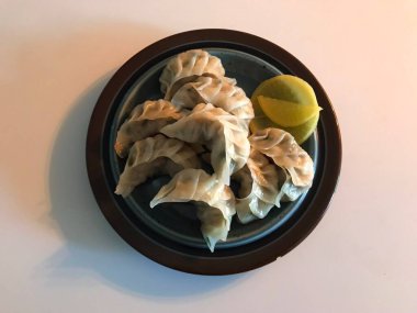 Köfte, tofu ve sebze gibi lezzetli malzemelerle dolu Kore hamur köfteleri. Mandu buğulama, haşlama ya da tavada kızartılma ile çok yönlü ve lezzetli bir aperatif ya da yemek yapılabilir..