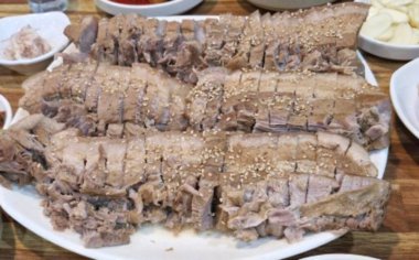 Suyuk, geleneksel Kore usulü haşlanmış domuz dilimleri, yumuşak ve sulu, genellikle tuzlu karides sosu, sarımsak ve ssamjang ile servis edilir. Lezzetli ve dengeli bir ısırık için salataya sarmak için mükemmel..