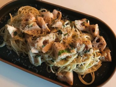 Bir tabak spagetti makarnası, mükemmel pişirilmiş ve üzerine bol marinara sosu ve taze otlar konmuş. Yemek fotoğrafçılığı ve menüler için ideal, İtalyan mutfağının kalbini lezzetli bir şekilde yakalamak..