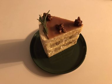 Taze meyve ya da şekerle kaplı, bol krema ve kremalı nefis bir dilim pasta. Tatlı fotoğrafçılığı için mükemmel, yiyeceklerle ilgili projelerde hoşgörü ve tatlılık gösteriliyor..