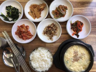 Bir dizi Kore yemekleri zengin tatlar ve canlı renkler sergiliyor. Kimchi 'den bulgogi' ye, her tabak Kore mutfağını tanımlayan geleneksel malzemeleri ve mutfak tekniklerini vurgular..