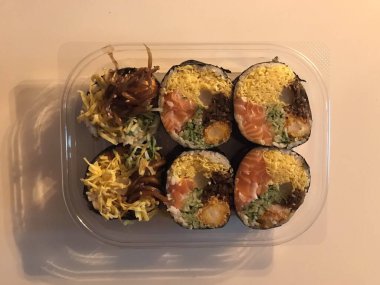 Taze sebzelerle, baharatlı pirinçlerle ve gevrek yosunlara sarılmış lezzetli proteinlerle dolu nefis kimbap dürümleri. Her ısırıkta lezzet ve dokuların mükemmel bir kombinasyonu.