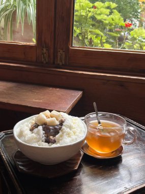 Tüylü buzlu patbingsu, tatlı kırmızı fasulye ezmesi, çiğnenmiş pirinç keki ve taze meyve sosuyla ferahlatıcı. Klasik bir Kore tatlısıdır. Sıcak günlerde serinlemek için harikadır.!