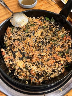 Kore usulü Bokkeumbap (kızarmış pirinç) canlı tatlar, karışık sebzeler ve lezzetli baharatlarla doludur. Her yemek için ideal, hem tatmin edici hem de çok yönlü klasik bir konforlu yemek..