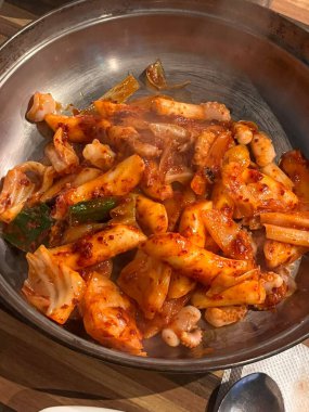 Baharatlı ve baharatlı ojingeo bokkeum yanında hafif kızartılmış kalamar, sebze ve zengin gochujang sosu. Kalın tatların mükemmel bir karışımı ve her ısırıkta tatmin edici bir sıcaklık..