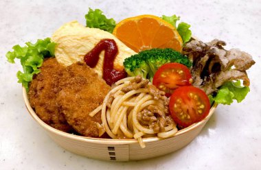 Geleneksel bir Kore dozirak 'ı. Pirinç, çeşitli banchan ve tuzlu proteinlerle güzelce düzenlenmiş. Dengeli ve görsel olarak davetkâr, canlı lezzetlerle dolu taşınabilir bir yemek..