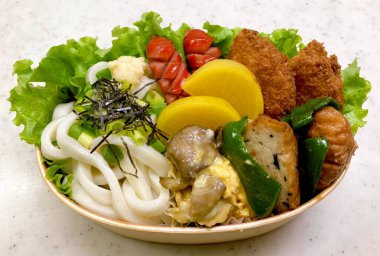 Geleneksel bir Kore dozirak 'ı. Pirinç, çeşitli banchan ve tuzlu proteinlerle güzelce düzenlenmiş. Dengeli ve görsel olarak davetkâr, canlı lezzetlerle dolu taşınabilir bir yemek..