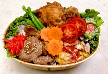 Geleneksel bir Kore dozirak 'ı. Pirinç, çeşitli banchan ve tuzlu proteinlerle güzelce düzenlenmiş. Dengeli ve görsel olarak davetkâr, canlı lezzetlerle dolu taşınabilir bir yemek..