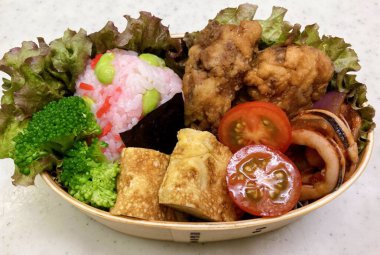 Geleneksel bir Kore dozirak 'ı. Pirinç, çeşitli banchan ve tuzlu proteinlerle güzelce düzenlenmiş. Dengeli ve görsel olarak davetkâr, canlı lezzetlerle dolu taşınabilir bir yemek..