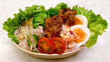 Geleneksel bir Kore dozirak 'ı. Pirinç, çeşitli banchan ve tuzlu proteinlerle güzelce düzenlenmiş. Dengeli ve görsel olarak davetkâr, canlı lezzetlerle dolu taşınabilir bir yemek..