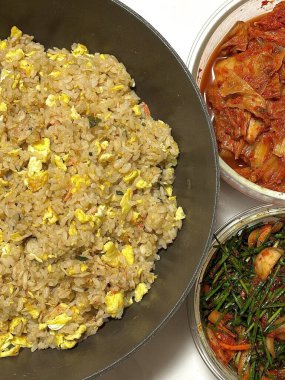 Baharatlı, çıtır çıtır baechu kimchi ve aromalı pa kimchi ile servis edilen leziz bokkeumbap her ısırıkta mükemmel bir harmoni yaratıyor..