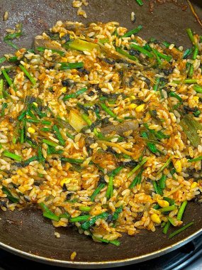 Bokkeumbap, Kore usulü kızarmış pirinç yemeği, genellikle kimchi ya da diğer sebzelerle yapılır, etler ve baharatlı baharatlarla tatlandırılır. Rahatlatıcı ve lezzetli bir yemek.!