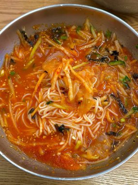 Taze ve ferahlatıcı Hanwoo Mulhoe ile taze sığır eti, soğuk et suyu ve taze sebzeler. Soğuk, hafif ve lezzetli bir yemek deneyimi yaşayanlar için Kore yemeği denemelisiniz..