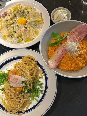 Zengin soslu kremalı spagetti, kadife desenli tuzlu risotto ve çeşnili aromalı, doyurucu bir makarna. İtalyan klasiklerinden oluşan mükemmel bir üçlü her arzuyu tatmin eder..