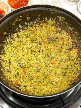 Kore usulü Bokkeumbap (kızarmış pirinç) canlı tatlar, karışık sebzeler ve lezzetli baharatlarla doludur. Her yemek için ideal, hem tatmin edici hem de çok yönlü klasik bir konforlu yemek..