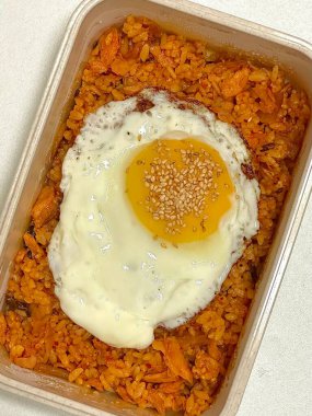 Geleneksel bir Kore dozirak 'ı. Pirinç, çeşitli banchan ve tuzlu proteinlerle güzelce düzenlenmiş. Dengeli ve görsel olarak davetkâr, canlı lezzetlerle dolu taşınabilir bir yemek..