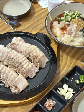 Suyuk, geleneksel Kore usulü haşlanmış domuz dilimleri, yumuşak ve sulu, genellikle tuzlu karides sosu, sarımsak ve ssamjang ile servis edilir. Lezzetli ve dengeli bir ısırık için salataya sarmak için mükemmel..