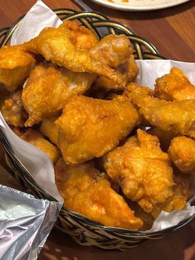 Kızarmış Kore tavuğu, tatlı ve baharatlı sosla mükemmel bir şekilde jölelenmiş. Yemek fotoğrafçılığı ve menüler için idealdir. Bu sevilen yemeğin dayanılmaz çıtırtısını ve lezzetini sergiler..