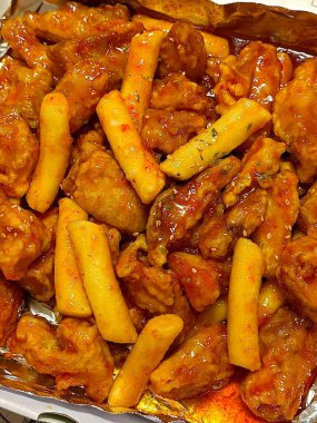 Kızarmış Kore tavuğu, tatlı ve baharatlı sosla mükemmel bir şekilde jölelenmiş. Yemek fotoğrafçılığı ve menüler için idealdir. Bu sevilen yemeğin dayanılmaz çıtırtısını ve lezzetini sergiler..