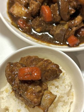 Yumuşak galbijim, Kore usulü kısa pirzola, sebzeli tatlı soya sosunda yavaş pişirilmiş. Özel durumlar ya da konforlu yemekler için mükemmel lezzetli ve sağlıklı bir yemek..