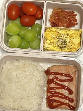 Geleneksel Kore dozirak beslenme çantası. Pilav, kimçi, kızarmış sebze ve proteinle güzelce paketlenmiş. Sağlıklı ve lezzetli bir yemek. Otantik Kore lezzetlerinin tadını çıkarmak için ideal..