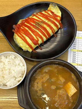 Masada kimçi, turşu sebze turşusu ve baharatlı sebzeler gibi çeşitli banchan (yan yemekler) içeren canlı bir Kore yemeği serpintisi. Yemek fotoğrafçılığı için mükemmel, geleneksel Korece sergileniyor..