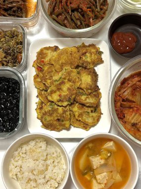 Masada kimçi, turşu sebze turşusu ve baharatlı sebzeler gibi çeşitli banchan (yan yemekler) içeren canlı bir Kore yemeği serpintisi. Yemek fotoğrafçılığı için mükemmel, geleneksel Korece sergileniyor..