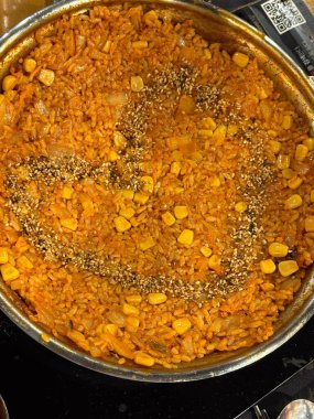 Kore usulü Bokkeumbap (kızarmış pirinç) canlı tatlar, karışık sebzeler ve lezzetli baharatlarla doludur. Her yemek için ideal, hem tatmin edici hem de çok yönlü klasik bir konforlu yemek..