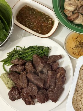 Izgara biftek ve dumanlı biftek ve aromatik otlar. Lezzet ve aromanın mükemmel karışımı her lokmayı lezzetli kılar..