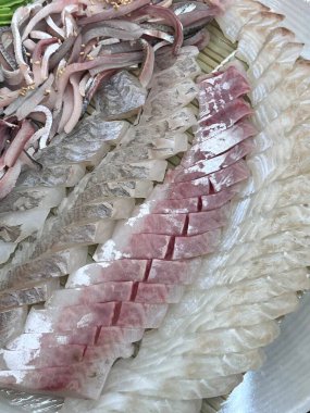 Taze ve tereyağlı sarı kuyruklu sashimi (bangeo) zengin, ağzında eriyen bir dokuya sahip, temiz tatların mükemmel bir dengesi ve her lüks ısırıkta tatlı bir tat sunar..