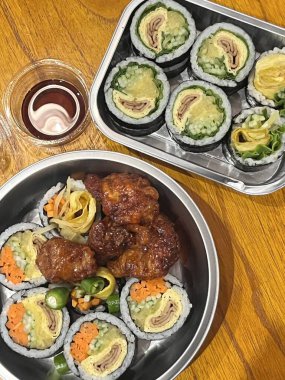 Kimbap ve dakgangjeong 'un enfes bir karışımı. Kıtır kıtır, tatlı ve baharatlı Kore usulü kızarmış tavuklar leziz pirinç dürümleriyle mükemmel bir lezzet ve tatmin edici bir yemek yaratıyor..