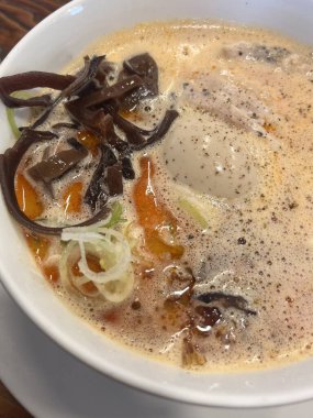 Buharlı bir kase çorba, taze erişte, dilimlenmiş domuz eti, haşlanmış yumurta, nori ve taze yeşil soğan. Rahatlatıcı ve lezzetli bir Japon klasiği..