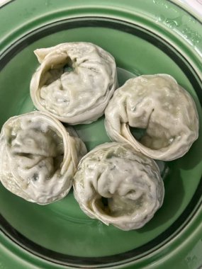 Köfte, tofu ve sebze gibi lezzetli malzemelerle dolu Kore hamur köfteleri. Mandu buğulama, haşlama ya da tavada kızartılma ile çok yönlü ve lezzetli bir aperatif ya da yemek yapılabilir..