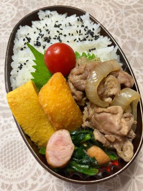 Geleneksel bir Kore dozirak 'ı. Pirinç, çeşitli banchan ve tuzlu proteinlerle güzelce düzenlenmiş. Dengeli ve görsel olarak davetkâr, canlı lezzetlerle dolu taşınabilir bir yemek..