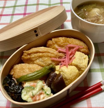 Geleneksel bir Kore dozirak 'ı. Pirinç, çeşitli banchan ve tuzlu proteinlerle güzelce düzenlenmiş. Dengeli ve görsel olarak davetkâr, canlı lezzetlerle dolu taşınabilir bir yemek..