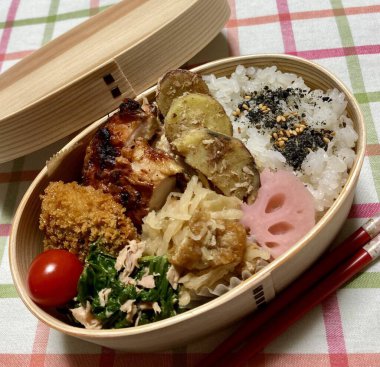 Geleneksel bir Kore dozirak 'ı. Pirinç, çeşitli banchan ve tuzlu proteinlerle güzelce düzenlenmiş. Dengeli ve görsel olarak davetkâr, canlı lezzetlerle dolu taşınabilir bir yemek..