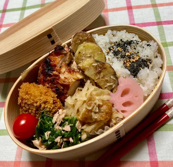 Geleneksel bir Kore dozirak 'ı. Pirinç, çeşitli banchan ve tuzlu proteinlerle güzelce düzenlenmiş. Dengeli ve görsel olarak davetkâr, canlı lezzetlerle dolu taşınabilir bir yemek..