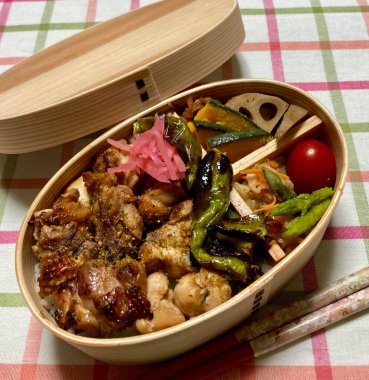 Geleneksel bir Kore dozirak 'ı. Pirinç, çeşitli banchan ve tuzlu proteinlerle güzelce düzenlenmiş. Dengeli ve görsel olarak davetkâr, canlı lezzetlerle dolu taşınabilir bir yemek..