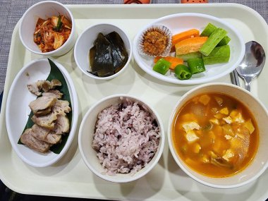 Masada kimçi, turşu sebze turşusu ve baharatlı sebzeler gibi çeşitli banchan (yan yemekler) içeren canlı bir Kore yemeği serpintisi. Yemek fotoğrafçılığı için mükemmel, geleneksel Korece sergileniyor..