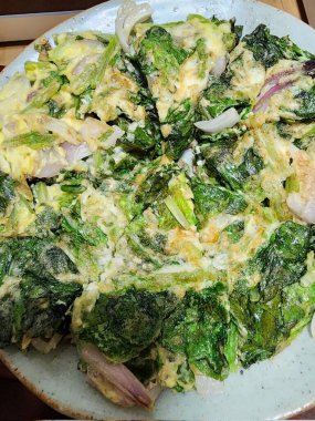 Geleneksel Kore yemekleri, kot, sebze, et, vs. Yumurtayla karıştırılıp yağda kızartılıyor. Chuseok 'ta atalarımız için bir anma töreni düzenlerken her zaman masaya koy.)