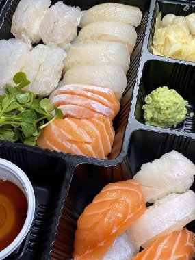 Çeşitli suşi seti, çeşitli geleneksel Japon yemekleri içeriyor. Nefis ve otantik bir Japon yemek deneyimi için mükemmel..