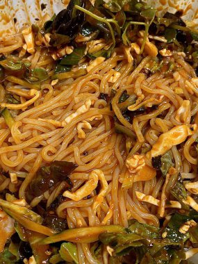 Bibimyeon, baharatlı, keskin soslu, taze sebzeli ve haşlanmış yumurtalı soğuk erişte içeren lezzetli bir Kore yemeği. Yaz yemekleri için mükemmel, canlı aromalar ve renkler sergiliyor.