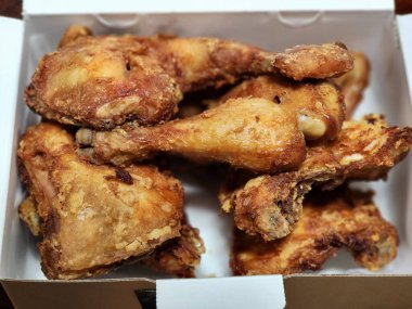 Kızarmış Kore tavuğu, tatlı ve baharatlı sosla mükemmel bir şekilde jölelenmiş. Yemek fotoğrafçılığı ve menüler için idealdir. Bu sevilen yemeğin dayanılmaz çıtırtısını ve lezzetini sergiler..