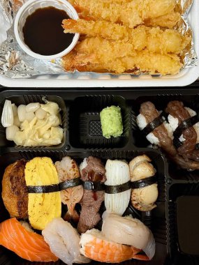 Çıtır çıtır, altın ebi furai ile eşleştirilmiş taze suşi, her tatmin edici ve görsel açıdan çekici ısırıkta hassas lezzetler ve çıtır çıtır dokuların mükemmel bir karışımını sunuyor..