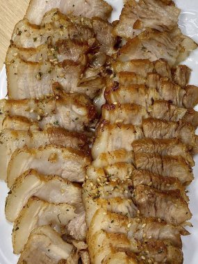 Suyuk, geleneksel Kore usulü haşlanmış domuz dilimleri, yumuşak ve sulu, genellikle tuzlu karides sosu, sarımsak ve ssamjang ile servis edilir. Lezzetli ve dengeli bir ısırık için salataya sarmak için mükemmel..