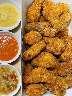 Kızarmış Kore tavuğu, tatlı ve baharatlı sosla mükemmel bir şekilde jölelenmiş. Yemek fotoğrafçılığı ve menüler için idealdir. Bu sevilen yemeğin dayanılmaz çıtırtısını ve lezzetini sergiler..