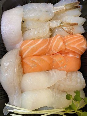 Çeşitli suşi seti, çeşitli geleneksel Japon yemekleri içeriyor. Nefis ve otantik bir Japon yemek deneyimi için mükemmel..