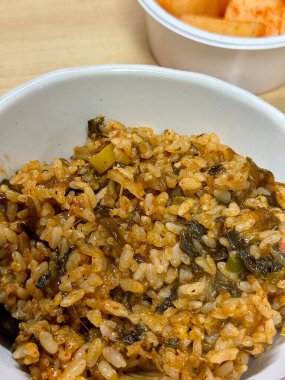 Bibimbap, çeşitli sebzeler, gochujang ve sıklıkla dilimlenmiş etin eşlik ettiği kızarmış yumurta ile süslenmiş canlı bir Kore pirinç yemeği. Karıştırıldığında, aromalı ve dengeli olur..