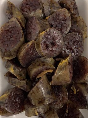 Bir tabak Kore soondae. Lezzetli erişte ve baharat karışımından yapılmış ve ısırık büyüklüğünde dilimlenmiş geleneksel kanlı sosis. Ekstra lezzet için tuz ve acı biber sosuyla servis edilir..